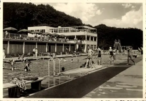 Ak Wiesbaden in Hessen, Weltkurstadt, Opelbad, Badegäste, Rutsche