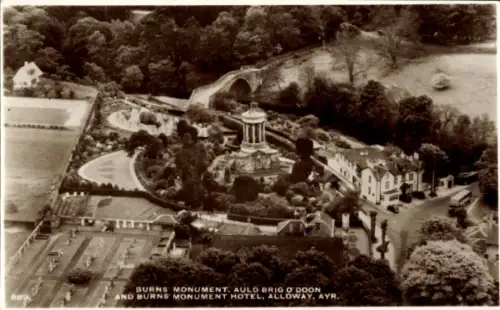 Ak Ayr Schottland, Luftaufnahme, Denkmal mit Säulen, Brücke über Fluss, angelegte Gärten, Hotelge