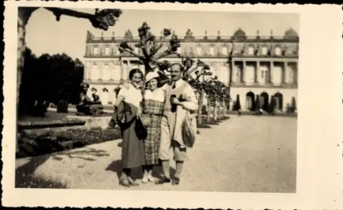 Ak Herrenchiemsee Herreninsel Chiemsee Oberbayern, zwei Frauen, ein Mann, Kiesweg, Reihe beschnit