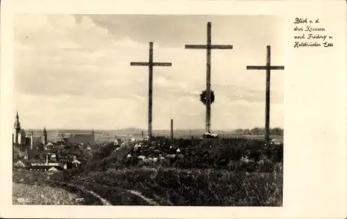 Ak Halsbach Freiberg in Sachsen, Drei Holzkreuze auf Anhöhe; Kranz am mittleren; Kirchen in der F