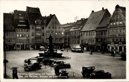Ak Freiberg in Sachsen, Marktplatz mit Brunnen/Denkmal, Häuserzeile, parkende Autos, Bus, Fußgäng