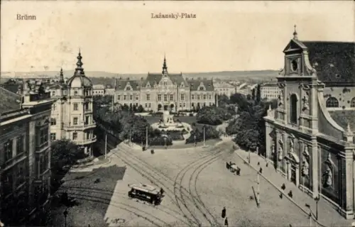 Ak Brno Brünn Südmähren, Stadtplatz, Garten mit Brunnen, Straßenbahn auf Gleisen, Passanten, Pfer
