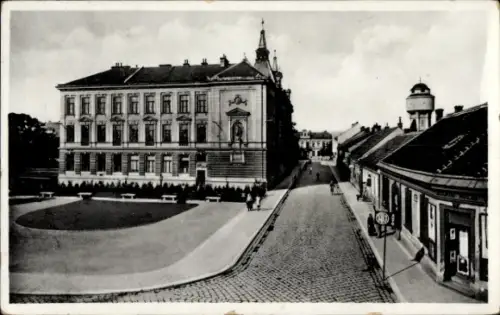 Ak Břeclav Lundenburg Niederdonau Südmähren, Mehrstöckiges Gebäude mit Figurennische, Rondell, ge