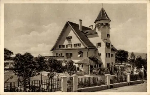 Ak Dornbirn in Vorarlberg, Großes Wohnhaus mit Turm, eingezäunter Garten, Bäume, Weg, Einfahrt