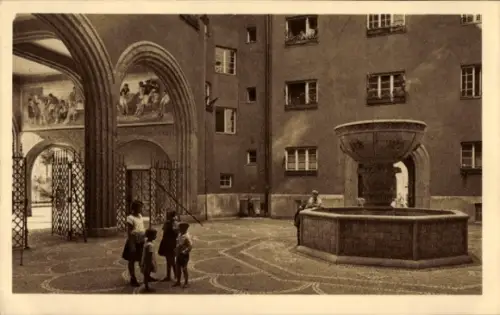 Ak Wien 14. Penzing, Innenhof mit Brunnen, Kindergruppe, Frau am Brunnen, Arkaden mit Fresken, Fe