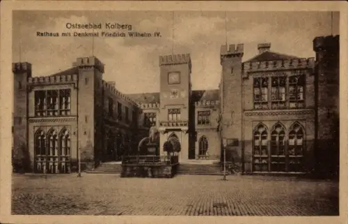 Ak Kołobrzeg Ostseebad Kolberg Pommern, Rathaus mit Türmen, Treppe und Brunnen, Denkmal F. W. IV,