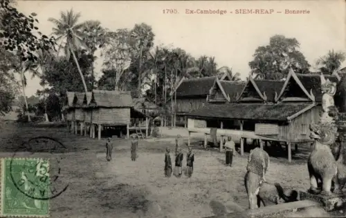 Ak Siem Reap Kambodscha, Stelzenhäuser mit verzierten Giebeln, Palmen, Menschen in Tracht, Wächte