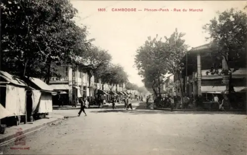 Ak Phnom Penh Kambodscha, Marktstraße mit Ständen, Fußgänger, schattenspendende Bäume, Passanten