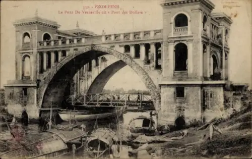 Ak Phnom Penh Kambodscha, Bogenbrücke mit Türmen, Boote am Ufer, hölzerne Behelfsbrücke, französi