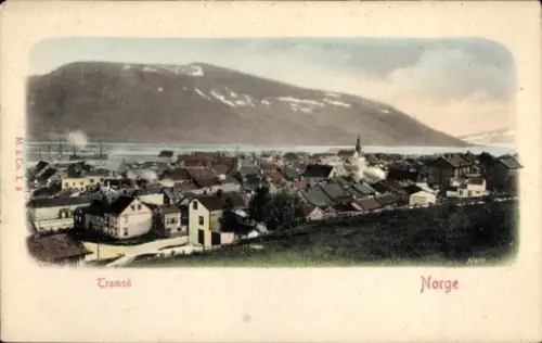 Ak Tromsø Tromsö Norwegen, Küstenstadt mit Hafen und Schiffen, zahlreiche Häuser, Kirche mit Turm