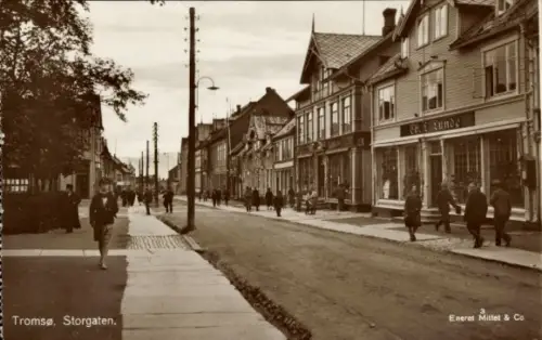 Ak Tromsø Tromsö Norwegen, Passanten auf Straße, Schaufenster mit Namen 'b. L. Lunde', Gehweg, La