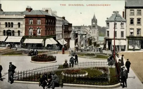 Ak Derry Londonderry Nordirland, eingezäunte Blumenbeete, Passanten sitzend und spazierend, Laden