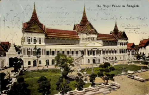 Ak Bangkok Thailand, Großes weißes Palastgebäude mit mehreren spitzen Dächern, Vorgarten mit Zier