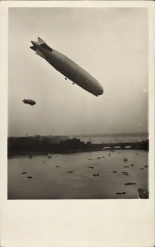 Ak Hamburg, Luftschiff  LZ 127 Graf Zeppelin über der Stadt, Binnenalster, Boote, 1929
