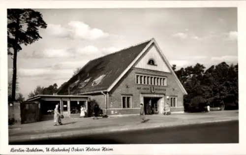 Ak Berlin Zehlendorf Dahlem, Passanten vor dem U-Bahnhof Oskar Helene Heim, Blumengeschäft