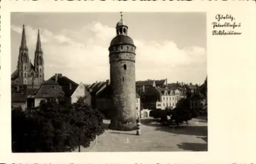 Ak Görlitz in der Lausitz, Runder Turm, zwei Kirchtürme, Reihenhäuser, Bäume, offener Platz