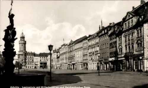 Ak Görlitz in der Lausitz, Platz mit Brunnen, Figur auf Säule, Turm im Hintergrund, Reihen von Hä