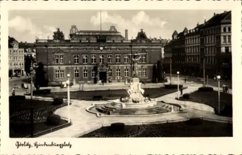 Ak Görlitz in der Lausitz, Brunnen mit Statue, mehrstufiges Becken, gepflasterte Wege, Straßenlat