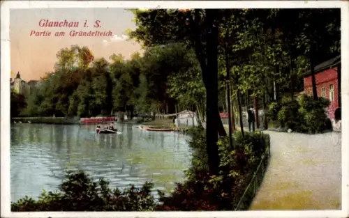 Ak Glauchau in Sachsen, Teich mit Ruderbooten, Baumgesäumter Uferweg mit Spaziergängern, Bootshäu