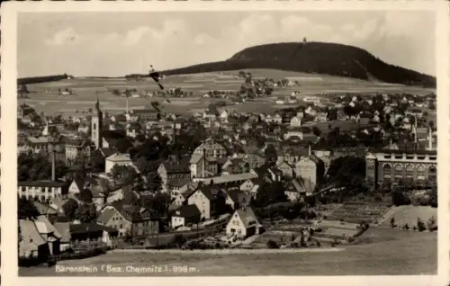 Ak Bärenstein im Erzgebirge, Stadtpanorama mit Kirchturm, Wohnhäuser, Felder im Hintergrund, Hüge