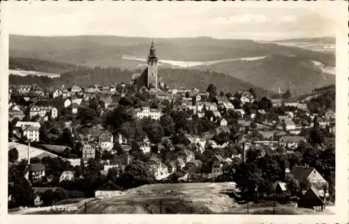 Ak Schneeberg im Erzgebirge, Panoramablick auf Stadt, markanter Kirchturm auf Hügel, viele Häuser