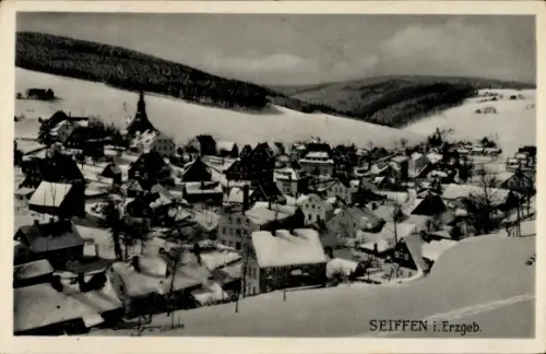 Ak Seiffen im Erzgebirge, Verschneites Dorf, schneebedeckte Häuser, Kirchturm, Hügel im Hintergru