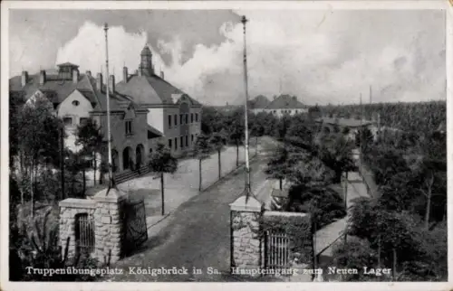 Ak Königsbrück in der Oberlausitz, Steinernes Tor mit Torpfosten, breite Allee, großes Kasernenge
