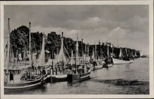 Ak Warnemünde Rostock in Mecklenburg, Alter Strom, Boote am Anleger