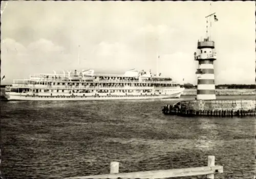 Ak Ostseebad Warnemünde Rostock, Passagierdampfer an der Mole