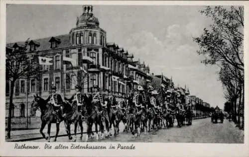 Ak Rathenow im Havelland, Die alten Zietenhusaren in Parade, Reiter, historische Uniformen
