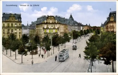 Ak Luxemburg, Avenue de la Libertie, Straßenpartie in der Stadt, Straßenbahn