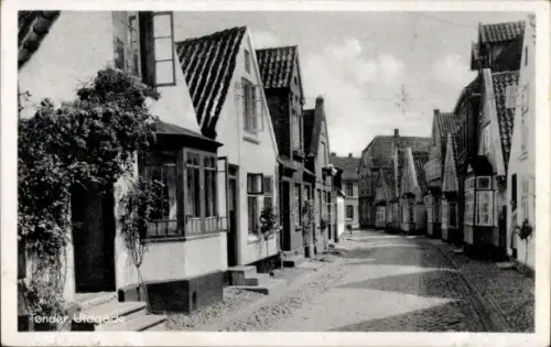 Ak Tonder Dänemark, Straße mit alten Häusern, gepflasterter Weg, Bäume