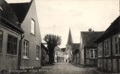 Ak Rønne Rönne Bornholm Dänemark,  Storegade mit Kirche, alte Straßenansicht