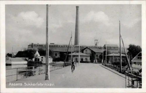 Ak Assens Dänemark, Sukkerfabrikken, Ziegelbau, Rauchsäule, Straße, Radfahrer