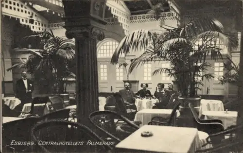 Ak Esbjerg Dänemark, Hotel mit Palmen, eleganter Innenraum, Gäste am Tisch