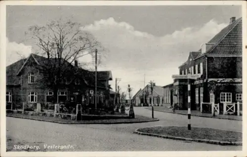 Ak Skodborg Schottburg Dänemark,  Vestergade, Straßenansicht, Gebäude, Bäume