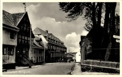 Ak Middelfart Dänemark, Straße in  historische Architektur, Wolkenhimmel, Fahrzeuge, Bäume