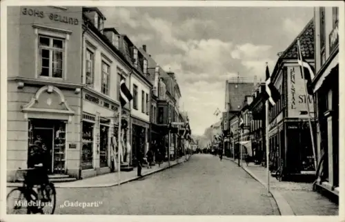 Ak Middelfart Dänemark,  Gadeparti, Straßenansicht mit Flaggen, Gebäude