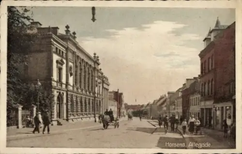 Ak Horsens Dänemark, Vorderseite zeigt eine Straße mit Gebäuden, Personen und einer Pferdekutsche