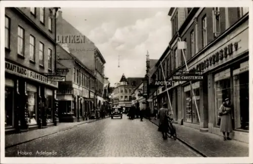 Ak Hobro Mariagerfjord Dänemark, Straße mit Geschäften, Blick in die Adelgade, alte Autos, Men...