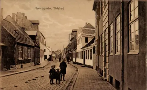 Ak Thisted Dänemark, Nørregade, Straßenszene, Kinder, Old-fashioned Häuser