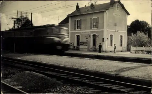 Ak Cercottes Loiret, Bahnhof mit Zug, Personen an Gleis, alte Architektur