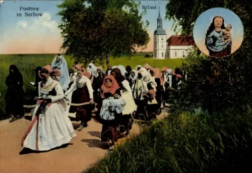 Ak Serbów Zerbow Polen, Wallfahrer, Frauen in Trachten, Kirche im Hintergrund, ländliche Szenerie