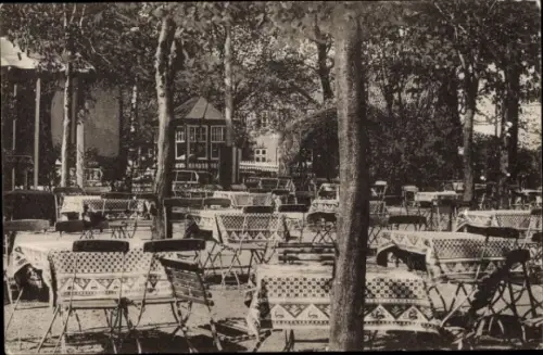 Ak Hoisdorf in Schleswig-Holstein, Gasthof, leere Tische, Bäume, im Freien, ruhige Atmosphäre