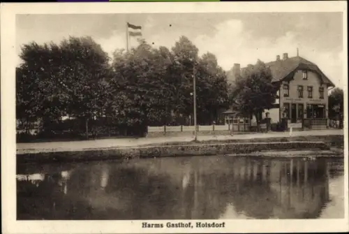 Ak Hoisdorf in Schleswig-Holstein, Harms Gasthof, Wasserfront, Bäume, s Gebäude