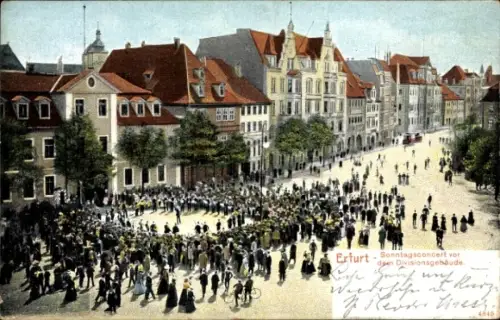Ak Erfurt in Thüringen, Sonntagskonzert, Divisionsgebäude, Menschenmenge,  Gebäude