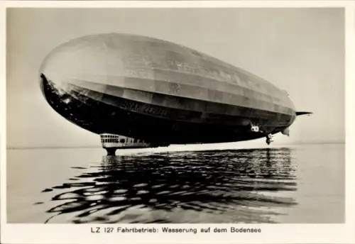 Foto Luftschiff LZ 127 Graf Zeppelin, Wasserlandung auf dem Bodensee, Aufsetzen der Führergondel