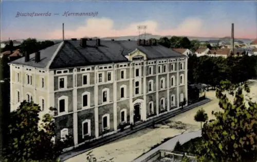 Ak Bischofswerda in Sachsen, Historisches Gebäude, Herrmannstift, Stadtansicht, Bäume, Farbige 