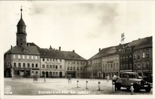 Ak Bischofswerda in Sachsen, Marktplatz mit Häusern, Turm, m Auto