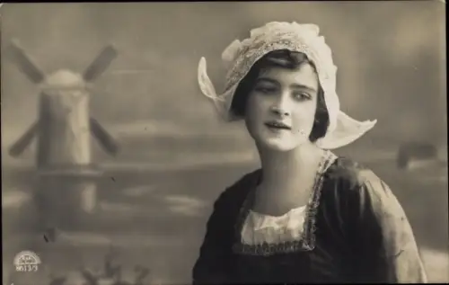 Ak Junge Frau in niederländischer Tracht, Windmühle